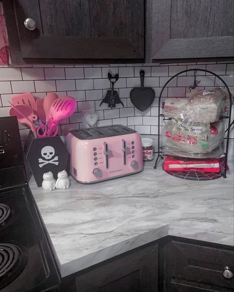 Pastel Goth Kitchen, Pink Goth Room, Goth Living Room, Goth Apartment, Goth Kitchen, Goth Houses, Doll Kitchen, Gothic Kitchen, Goth Bedroom