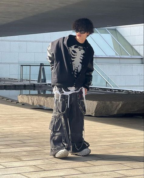 Gang Outfits Men, Mens Techwear Fashion, Punk Emo Outfits, Cyberpunk Outfit Men, Acubi Fashion Men, Emo Guy Outfits, Emo Outfits Men, Alternative Fashion Men, Alternative Mens Fashion