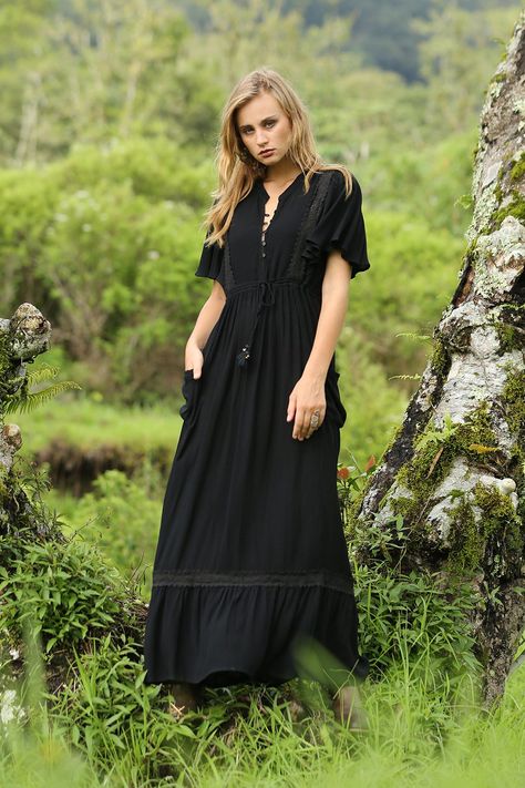 Boho Clothing Style, Black Peasant Dress, Black Boho Maxi Dress, Bohemian Jewels, Moda Hippie, Bohemian Diesel, Dreamy Gowns, Lovely Fashion, Estilo Boho Chic