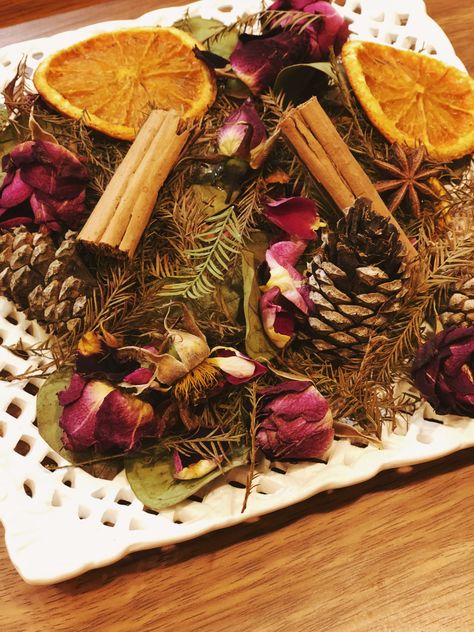 diy : the prettiest potpourri! – SarahJoy.tv Cedar Branch, Flowers Bucket, Orange Pomanders, Holiday Potpourri, Potpourri Decoration, Homemade Potpourri, Simmer Pot Recipes, Simmering Potpourri, Potpourri Recipes