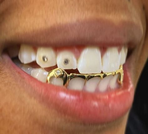 Gold Fronts Teeth, Bottom Gold Grill Women, K9 Grillz Women, Bottom Grills For Black Women, Bottom Grills For Women, Grillz Inspiration, Girl Grills, Girls With Grills, Mouth Grillz