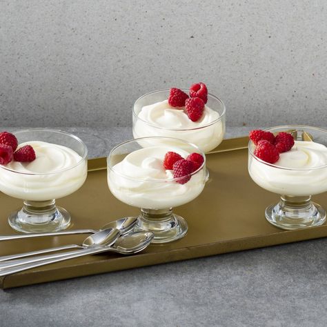 Coupe Glass Dessert, Wine Glass Desserts, Champagne Mousse, Champagne Desserts, Grammys Party, Work Desserts, Table Treats, Work Recipes, Silk Pie