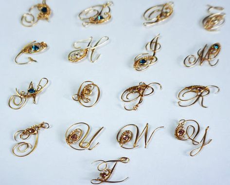 Wire Wrapped Alphabet Letters, Wire Wrapped Letters, Wire Wrap Tutorial, Wire Letters, Free Jewellery Making Tutorials, Wrap Tutorial, Wire Wrapped Jewelry Diy, Pendant Tutorial, Easy Jewelry