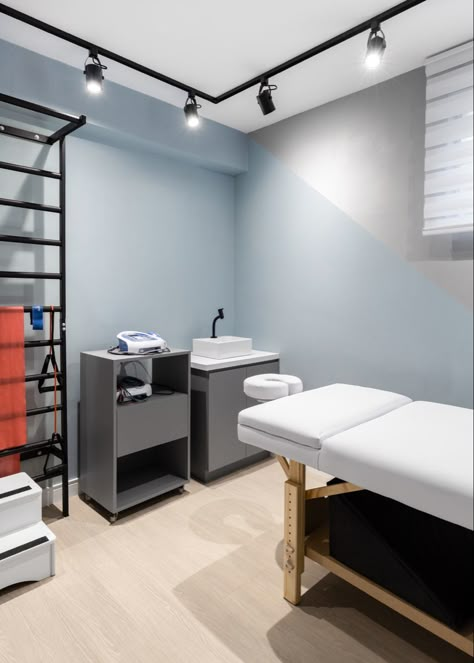 Massage Therapy Clinic Design, Sports Therapy Room, Physio Clinic Interior Design, Physiotherapy Clinic Design, Physiotherapy Room Design, Physiotherapy Room, Hospital Decoration, Waiting Room Decor, Chiropractic Office Design