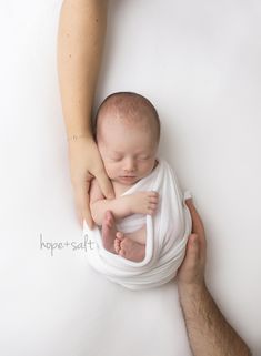 Newborn Simple Photoshoot, Newborn Creative Photography, Simple Studio Newborn Photography, Newborn Poses With Parents, Newborn With Parents Photography, Newborn Photography Wrap, Shooting Nouveau Ne, Modern Newborn Photography, Baby With Parents Photography