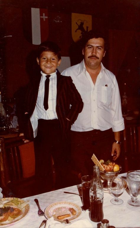 Pablo Escobar and his Son Sebastián Marroquín born, in 1977. Pablo Escobar Pictures, Pablo Escobar Son, Pablo Escobar Quotes, Pablo Escobar Poster, Don Pablo Escobar, Pablo Emilio Escobar, Pablo Escobar, Rare Pictures, Rare Photos