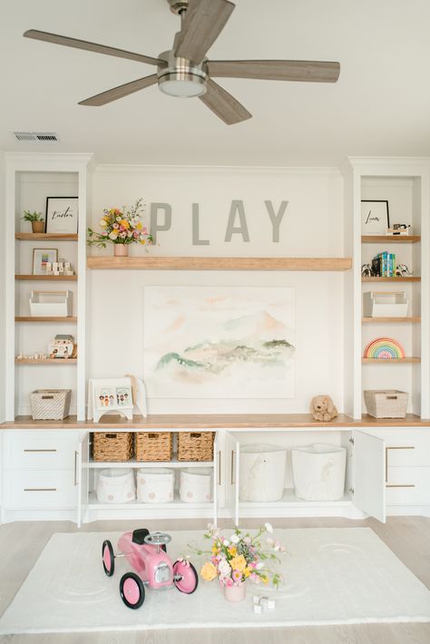 HOW TO KEEP CHILDREN’S ROOM CLEAN AND ORGANIZED Hailee Steinfeld Love Myself, Oak Projects, Carpenter House, Downstairs Playroom, Den Playroom, Home Inside Design, Guess Room, Organized Room, Playroom Shelves