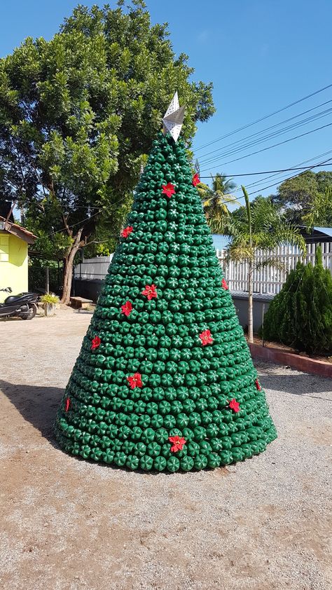 Recycled Xmas Tree, Christmas Tree Recycle Ideas, Recycled Christmas Tree Plastic Bottles, Christmas Decoration Ideas Outdoor, Recycled Crafts For Christmas, Diy Outdoor Christmas Tree Decorations, Recyclable Christmas Tree, Christmas Tree Recycled Materials, Christmas Recycled Decorations