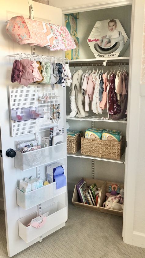 Organized Nursery, Bos Baby, Baby Closet Organization, Baby Nursery Organization, Baby Nursery Inspiration, Aesthetic Bed, Baby Room Organization, Bed In Closet Ideas, Baby Storage