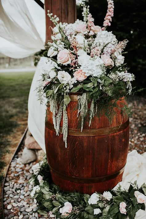 Outdoor and Farmhouse wedding ideas Wedding Schemes, Barrel Wedding, Rustic Wedding Decorations, Farmhouse Wedding, Wooden Barrel, Rustic Wedding Ideas, Flowers And Greenery, Decoration Photo, Fabulous Wedding