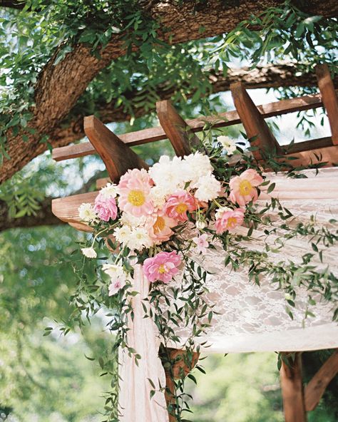 Branch Arch Wedding, Simple Wedding Arch, Wedding Trellis, Unique Wedding Ceremony Ideas, Wedding Chuppah, Wedding Branches, Wedding Arch Rustic, Romantic Wedding Ceremony, Wedding Arches