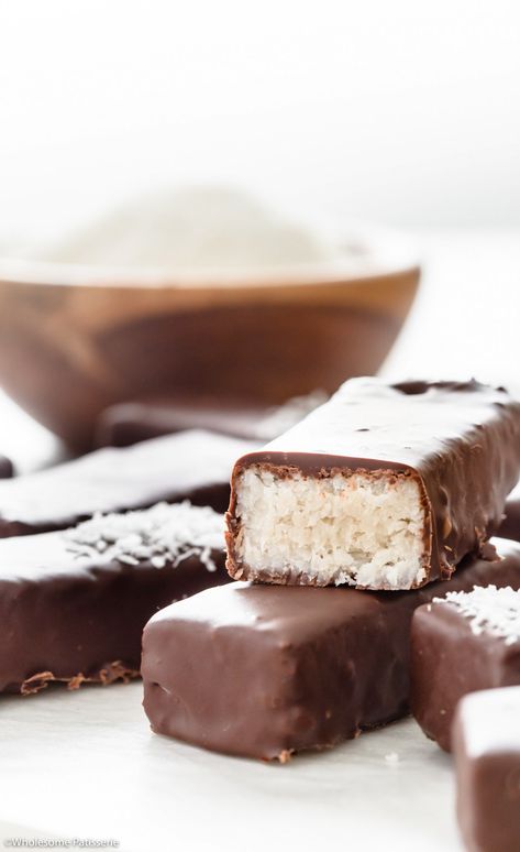 Mounds Bars Recipe, Bounty Chocolate, Bounty Bars, Mounds Bar, Coconut Filling, Chocolate Slice, Coconut Bars, Warm Chocolate, Slices Recipes