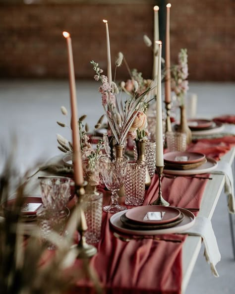 stunning wedding table setting with cinnamon rose tablecloth Tablescapes Rustic, Pink Table Decorations, Rustic Table Setting, Table Rose, Tafel Decor, Fall Tablescapes, Table Runners Wedding, Pink Table, Wedding Table Settings