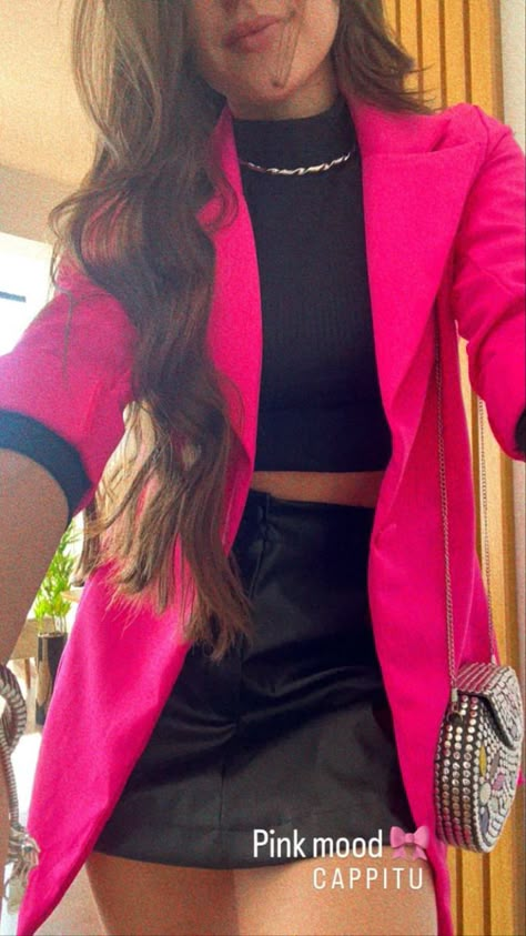 Outfit Saco Fiusha, Blazer Fiusha Outfit, Outfit Blazer Rosa Fiusha, Casual Work Party Outfit, Pink Jacket Outfit, Blazer With Skirt, Comic Con Outfits, Blazer Rosa, Hot Pink Blazers