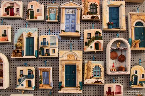 Lijepa Santorini vrata u suvenirnici u Fira Clay City, Pottery Houses, Doll House Plans, Mini Doll House, Clay Houses, Cardboard House, Pinterest Room Decor, About Nature, Miniature Rooms