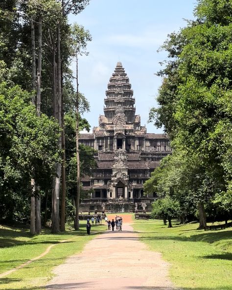 Kambodia another beautiful country which stole my heart ♥️🇰🇭 Visiting Ankor Wat was very special definitely a world wonder 🌟 I never saw something like that - the whole temple is build with so much detail - unbelievable! #kambodia#ankorwat#buddhism#sakyant#sakyanttattoo#kambodiatravel#ankorwattemple 🇰🇭 Ankor Wat, Beautiful Country, Buddhism, A World, The Whole, My Heart, Temple, Wonder, Building