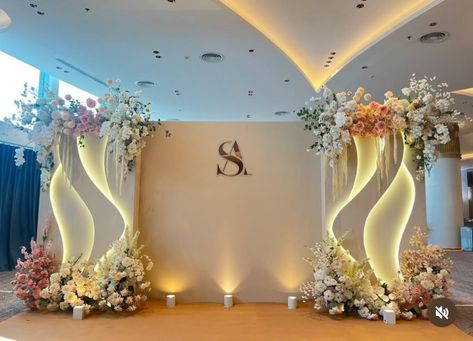 Simple Classy Wedding Decor, Dekor Engagement, Elegant Wedding Backdrop, Engagement Setup, Engagement Backdrop, Cocktail Hour Decor, Reception Stage Decor, Wedding Stage Backdrop, Reception Backdrop