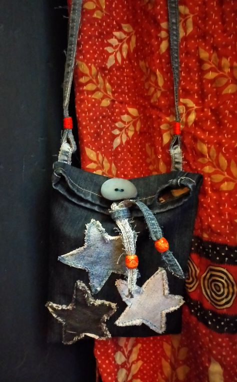 Denim Scraps Ideas Upcycle, Diy Clothes Bag, Diy Pants, Backpack Decoration, Upcycle Clothes Diy, Upcycled Bag, Pouch Sewing, Diy Jewlery, Diy Fashion Clothing