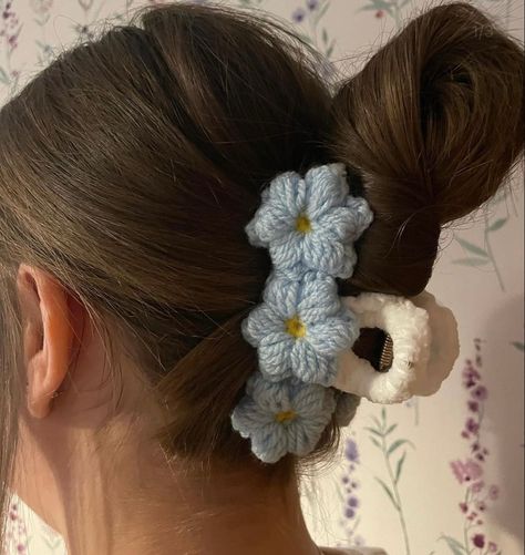 Handmade crocheted hair clip. Available in a range of colours. Perfect for the Spring and Summer months 🌸 Crochet Flower Clip, Crochet Hair Claw, Crochet Hair Pins, Turtleneck Outfit Ideas, Crochet Hairclip, Hair Clip Crochet, Crochet Hair Clip, Crochet Headbands, Crochet Hair Clips