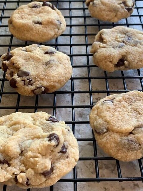 Keto Chocolate Chip Cookies Low Carb Chocolate Chip Cookies Easy, Keto Pudding Cookies, Keto Cookies Chocolate Chip, Keto Choc Chip Cookies, Best Keto Chocolate Chip Cookies, Diet Sweets, Keto Chocolate Chip Cookie Recipe, Low Carb Chocolate Chip Cookies, Keto Chips