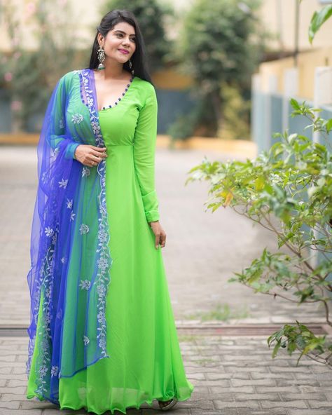 Churidar Poses, Kurti Photo Poses, Girls In Kurti, Kurti Photoshoot Poses, Long Churidar, Kurti Poses, Long Kurti, Be Grateful, Churidar