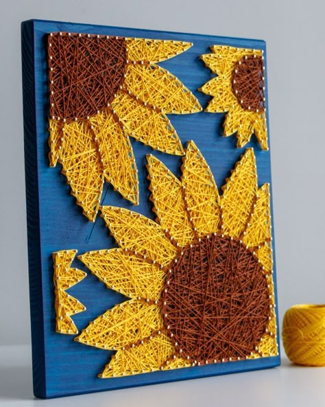 🌻 Happy Friday, everyone! 🌻 Here comes our last sunflower to rule them all - the large size! 🌻 If you ever needed a piece of sunshine in your interior, this string art sunflower will definitely bring you some! ☀️ Positive vibes while crafting and guaranteed after hanging on the wall. 🌻✨ #StringArtSunflower #PositiveVibes #BringingSunshine #StringArt #Craftkitforadults #sunflowerart Lemon String Art, Sunflower Diy Crafts, 4h Project Ideas, Zodiac Crafts, Sunflower String Art, String Art Flower, Sunflower Craft, Africa Artwork, Sunflower Crafts