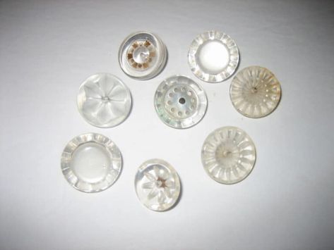 Vintage Buttons Antiques, Vintage Buttons Crafts, Antique Knowledge, Diy Bags Jeans, Milk Glass Decor, Buttons Crafts Diy, Button Collecting, Diy Magnets, Buttons Crafts