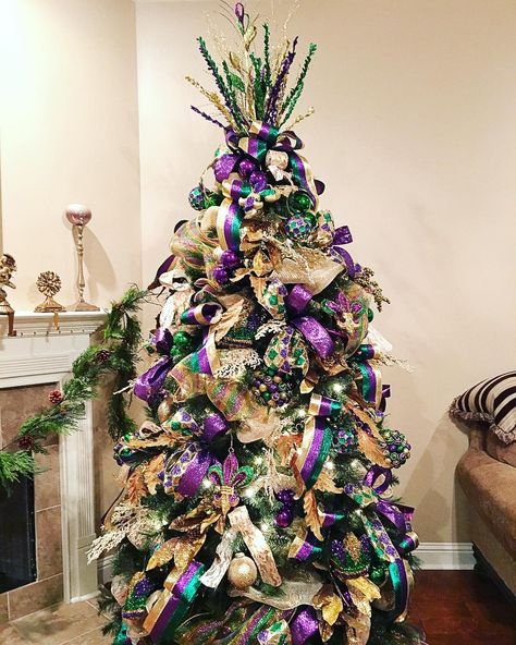 Kasie Warner on Instagram: “Quick transition from Christmas to Mardi Gras tonight!! Shout out to Katie & the best little helper ever Piper Belle!! Piper definitely has…” Mardi Gras Tree Decoration, Mardi Gras Christmas Tree, Mardi Gras Christmas Trees, Mardi Gras Bead Tree Painting, Peacock Christmas Decorations, Mardi Gras Tree Topper, Mardi Gras Swag, Peacock Christmas, Shout Out