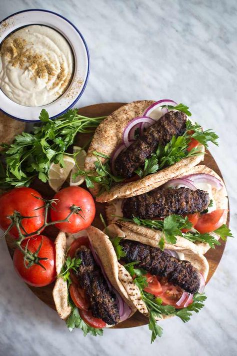 Beef Kofta, Arabisk Mad, Egyptian Recipes, Middle East Food, Arabian Food, Egyptian Food, Tahini Sauce, Lebanese Recipes, Moroccan Food