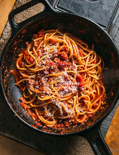 Cooking Ideas For Dinner, Bucatini Amatriciana, Bucatini Recipes, Amatriciana Recipe, Amatriciana Sauce, Traditional Italian Pasta, Roman Pasta, Pasta Amatriciana, Pasta Lunch