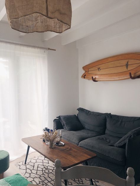 Surfboard Wall Art Living Room, Surfboard Over Couch, Surfboard In Living Room, Surfboard Above Couch, Surf Living Room Aesthetic, Surfer Home Decor, Surfer Apartment, Surfer Style Room, Surf Living Room