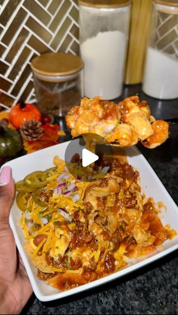 Jateriya Dashai’ on Instagram: "Are y’all a fan of frito pie? 😊 this is definitely a comfort meal for me! 

•

•

•

 #cooking #dinnerideas #chilirecipe #fiestasalad #food" Frito Taco Bowl, Frito Pie Recipe, Frito Chili, Fiesta Salad, Frito Pie, Chef Club, Taco Bowls, Chili Bowl, Food Instagram