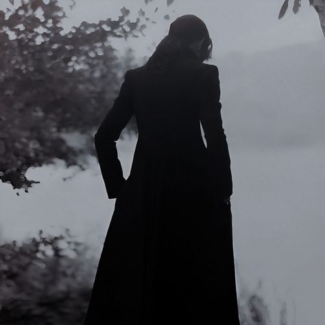 Female Villan Aesthetic, Assasin Aesthetic Medieval Female, Dark Female Villain Aesthetic, Noblewoman Aesthetic, Villain Women Aesthetic, Black Long Gloves Outfit, Faceless Female Aesthetic, Dark Characters, Women In History Aesthetic