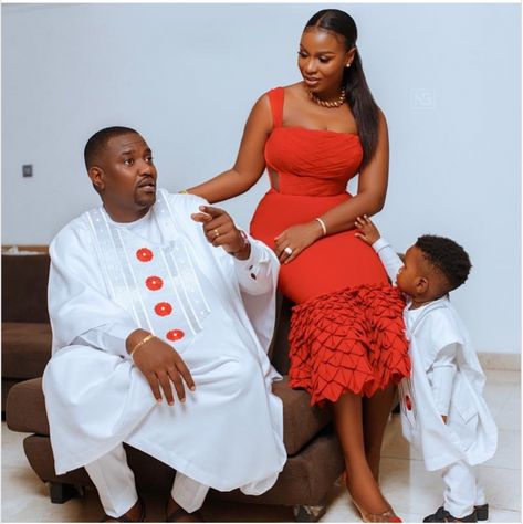 This Family Portrait Of The Dumelo's Is All Sorts Of Adorbs😍 - Ameyaw Debrah African Embroidery Designs, John Dumelo, Beautiful Red Dresses, Couples Outfit, Afrikaanse Mode, African Dashiki, Traditional Wedding Dresses, Family Set, African Men