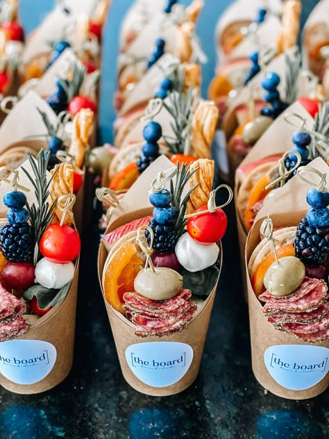 Veggie Cups Wedding, Wooden Spoons Wedding Favors, Charcuterie Fillers, Charcuterie Pairings, Grazing Cups, Charcuterie Tables, Charcuterie Cup, Veggie Cups, Catering Food Displays