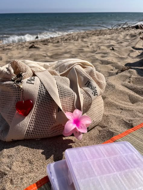 Harry Styles Beach Aesthetic, Summer Bag Aesthetic, Emijay Hair Clip, Malibu Beach Aesthetic, Pleasing Beach Bag, Harry Styles Summer, Pink Beach Aesthetic, Aesthetic Beach Bag, Beach Bag Aesthetic