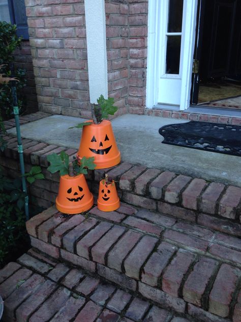 Clay pot pumpkins Terra Cotta Pot Fall Crafts, Terra Cotta Pots Garden, Spooky Crafts, Halloween Pumpkin Crafts, Fall Orange, Pot Crafts, Painted Terra Cotta Pots, Autumn Ideas, Community Garden