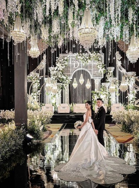 10 Luxurious Venues in Indonesia for a Breathtaking Intimate Wedding Indoor Wedding Venue Ideas, Luxury Wedding Decor Reception Decorations, Decor Wedding Indoor, Extravagant Wedding Reception, Wedding Concept Ideas, Classy Wedding Theme, Wedding Decorations Luxury, Extravagant Wedding Decor, Wedding Ballroom Decor