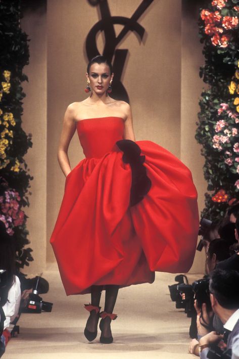 YVES SAINT LAURENT Couture Runway Show SS 1993 - YSL Yves Saint Laurent Dress, Yves Saint Laurent Fashion, Yves Saint Laurent Couture, Saint Laurent Dress, 90s Runway Fashion, Runway Fashion Couture, Vintage Runway, Original Supermodels, Vintage Couture