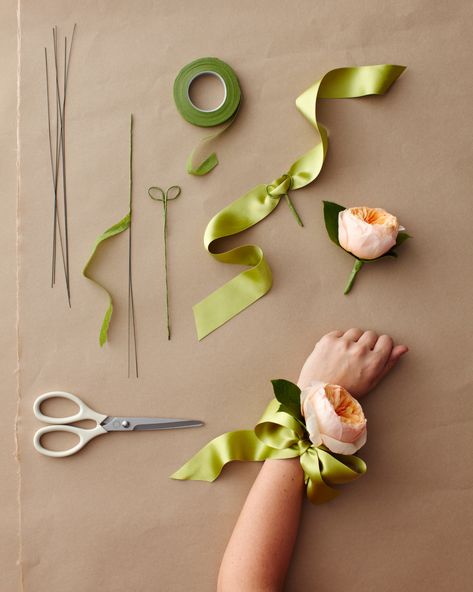 DIY a wrist corsage for the mother of the bride or groom that has a modern twist by using one big, elegant bloom and a ribbon instead of an elastic band. Arm Corsage, Corsage Diy, Mother Of Bride Corsage, Diy Wrist Corsage, Diy Corsage, Bridesmaid Corsage, Brooch Corsage, Making Flowers, Fleurs Diy