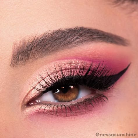 Makeup With Pink Eyeshadow, Barbie Makeup Look Doll, Barbie Makeup Ideas, Barbie Eye Makeup, Hot Pink Makeup Looks, Simple Pink Makeup, Pink Prom Makeup, Makeup Ideas Pink, Barbie Eyeshadow