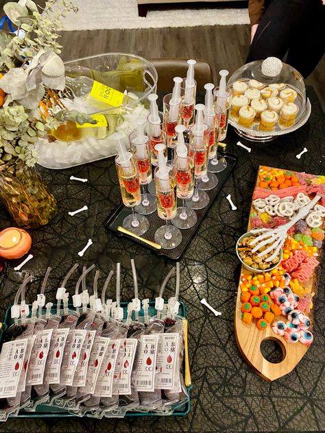 Bonfire Halloween Party Ideas, Halloween Party Outside Decor, 21 Halloween Party, Friend Halloween Party Ideas, Blood Bag Halloween Drinks, Girls Halloween Night Ideas, Halloween Pregame Party, Spooky Theme Party, Halloween Rager Ideas