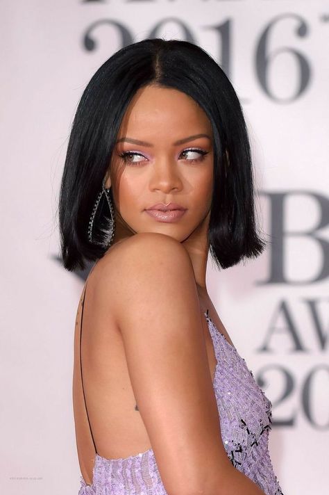 Rihanna Rihanna Bob, Rihanna Short Hair, Lowkey Rapper, Straight Bob Hairstyles, Rihanna Hairstyles, Medium Bob Haircut, Hair Evolution, Bob Cut Wigs, Medium Bob Hairstyles