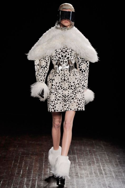 [Manus x Machina: Fashion in an Age of Technology](http://www.metmuseum.org/exhibitions/listings/2016/manus-x-machina) Alexander Mcqueen Runway, Gala Themes, Fashion Gal, Moda Paris, Costume Institute, 2016 Fashion, Trendy Dresses, The Age, All About Fashion