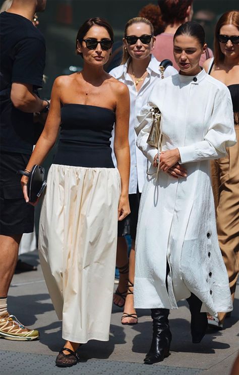 Street Style Maxi Dress, Spring 2024 Style, Classy Summer Fits, Poplin Skirt Outfit, Chic White Silk Maxi Dress, Summer Beach Outfits, Casual Maxi Skirt Outfit, Chic Oversized White Maxi Dress, White Maxi Skirt