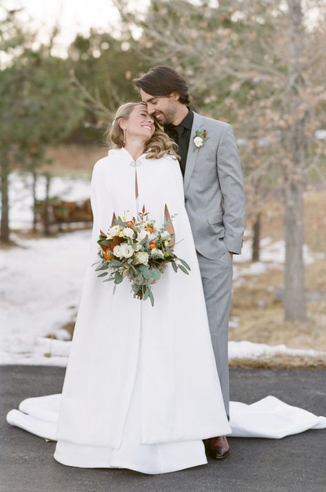 Having a winter wedding? Today we share a real wedding at Albert’s Lodge, Colorado, USA with a cape, pet dog and winter details.  Winter sunshine and snow, what more could you ask for for your winter wedding, and this beautiful chic wedding of Tatiana & Taylor provides both.   #winterwedding #mountainranchwedding #realweddinginspiration Winter Wedding Fashion, Summer Reception, White Floral Centerpieces, Winter Lodge, Country Winter, Urban Wedding Venue, Alternative Bridal, Wedding Cape, Wedding Venue Inspiration