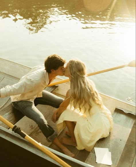 Engagement Inspo, Foto Poses, Engagement Photo Inspiration, Row Boat, Couple Shoot, Couple Aesthetic, Engagement Photoshoot, Hopeless Romantic, Wedding Photoshoot