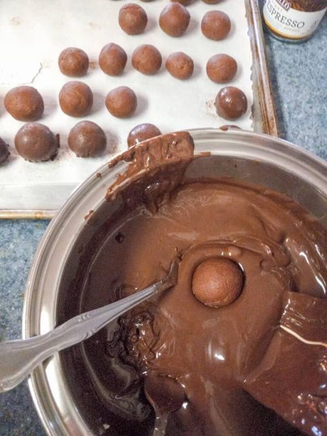 Homemade Chocolate Truffles Easy, Homemade Lindor Truffles, Home Made Chocolate Truffles, Lindt Recipes, Milk Chocolate Truffles, Lindt Chocolate Recipes, Lindt Chocolate Truffles, Lindt Truffles, Homemade Chocolate Truffles