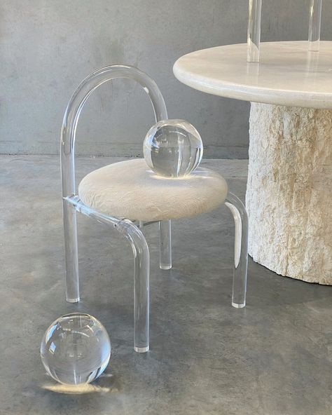 en gold ® (@en._gold) posted on Instagram • Apr 11, 2021 at 11:12pm UTC Acrylic Dining Chairs, Transparent Chair, Furniture Acrylic, Coffee Chairs, Nordic Dining, Acrylic Chair, Soft Chair, Nordic Furniture, Scandinavian Chairs