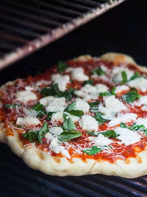 Grilling Pizza, Grilled Pizza Recipes, Pizza Lasagna, Grilling Ideas, Grilling Sides, Grilled Pizza, Pizza Peel, Pizza Night, On The Grill